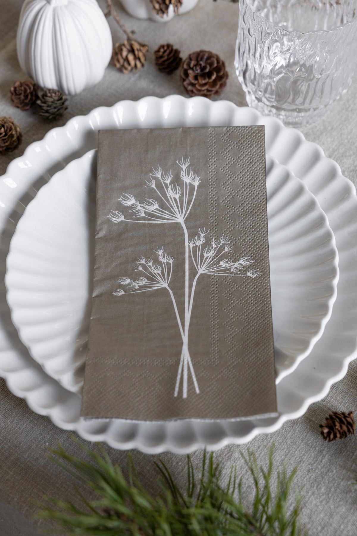 Storefactory Kvistar Papierservietten in Greige mit Zweigmotiv, 11 × 21 cm