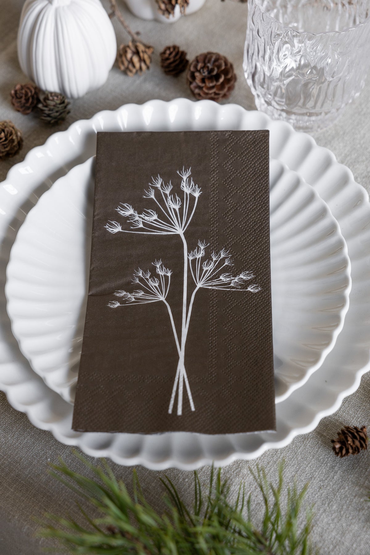 Storefactory Kvistar Papierservietten in Braun als Lifestyle-Dekoration