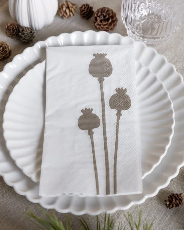 Storefactory Vallmokapslar Papierservietten in Greige mit Mohnkapselmotiv als Lifestyle-Dekoration
