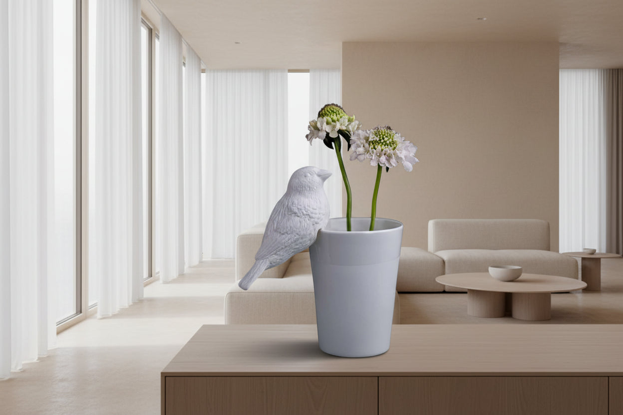 Spatz Vogel Deko-Objekt aus weißem Bone China Porzellan von Klatt Objects – minimalistische Designfigur für moderne Wohnräume
