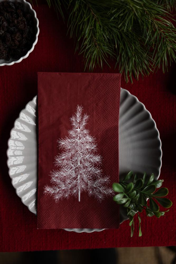 Storefactory Julgran Papierservietten in Rot mit weißem Weihnachtsbaum als weihnachtliche Tischdekoration