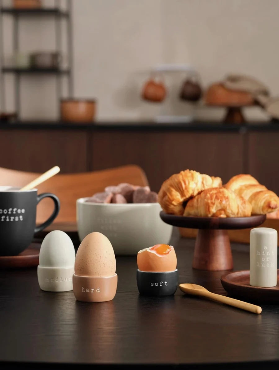 Drei ASA Selection Eierbecher in den Varianten Medium, Hard und Soft auf einem gedeckten Frühstückstisch.
