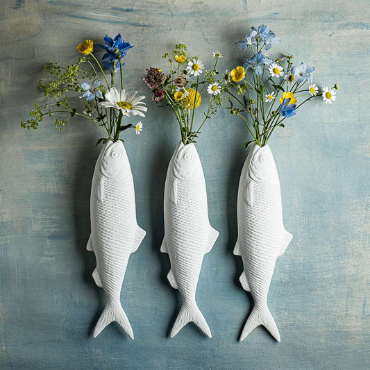 HERING ELKE Wandvase aus weißem Bone China Porzellan von Klatt Objects in stilisierter Fischform

