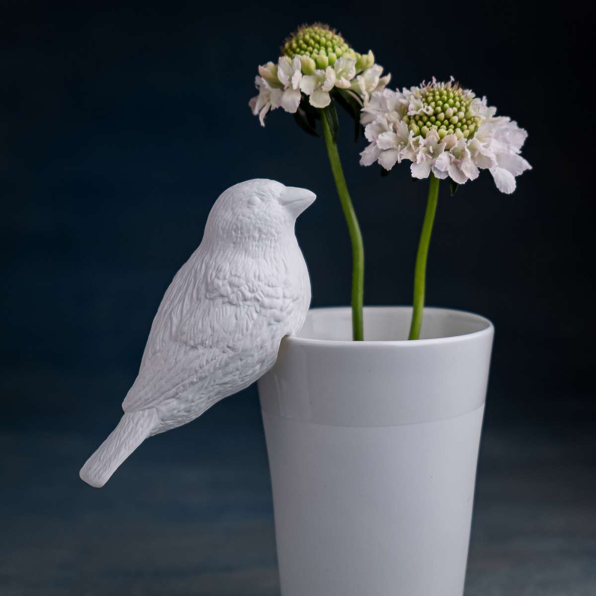 Spatz Vogel Deko-Objekt aus weißem Bone China Porzellan von Klatt Objects – stilvolle Porzellanfigur für moderne Wohnräume
